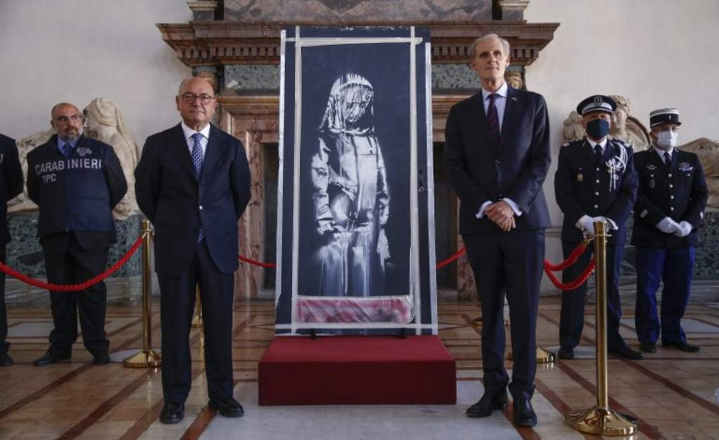 Italia le devolvió el martes a Francia una obra robada del artista británico Banksy, pintada en una puerta en homenaje a las víctimas de los ataques terroristas de 2015 en la sala de conciertos Bataclan en París. (ESPECIAL) 