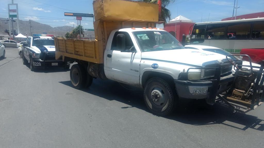 El responsable del accidente se identificó como Julián de 41 años operador de un camión de la marca Dodge línea 4000 en color blanco con amarillo modelo 2001 propiedad de la Junta de Mejoras Materiales del Municipio Torreón.
(EL SIGLO DE TORREÓN)