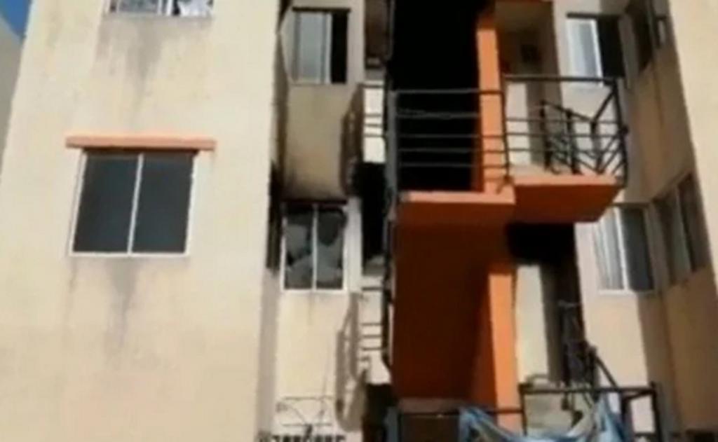 El incendio en un departamento del fraccionamiento San Marcos en Mérida (Yucatán), obligó a una familia a saltar desde el segundo piso de un edificio. (ESPECIAL)