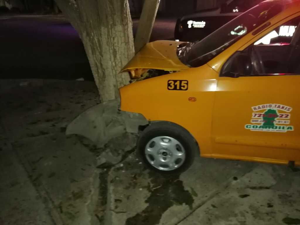 Debido a la herida que recibió en el cuello, el taxista perdió el control de la unidad, la cual se impactó contra un árbol. (EL SIGLO DE TORREÓN)