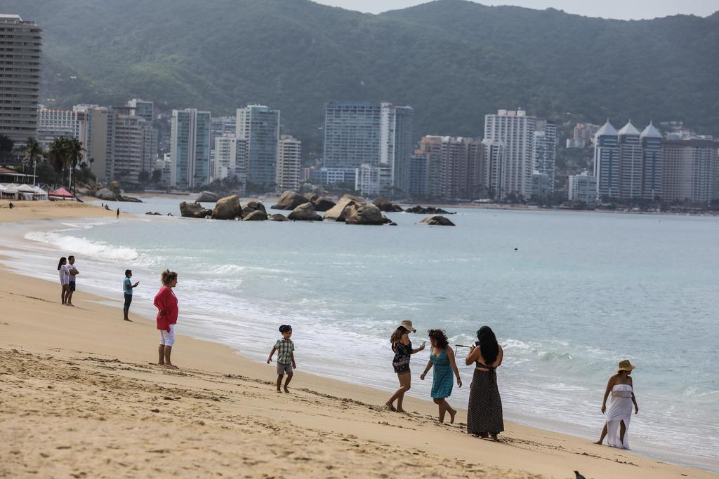 De marzo hasta julio, las playas de Acapulco estuvieron cerradas por la emergencia sanitaria del COVID-19. El cierre y ausencia de visitantes generó que se limpiara hasta la descarga de aguas negras.