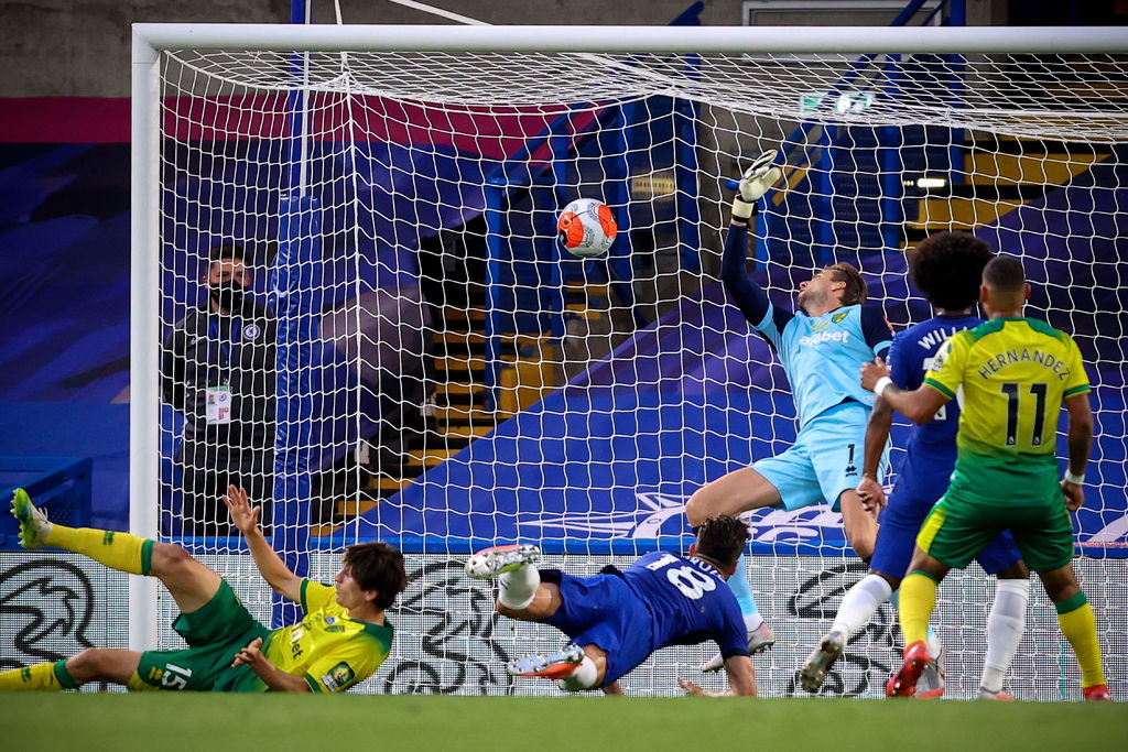 Olivier Giroud (18) anotó de cabeza el único tanto del partido, con lo que el Chelsea se impuso al Norwich. (EFE)