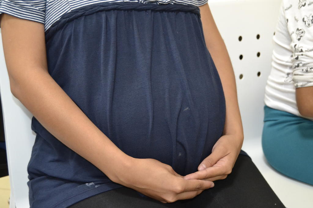 Los científicos llegaron a la conclusión de que la transmisión de la madre al bebé se produjo muy probablemente a través de la placenta. (ARCHIVO)