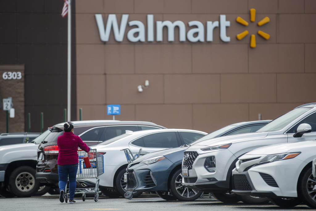 La mayor cadena de supermercados de Estados Unidos Walmart obligará a todos sus clientes a llevar tapabocas a partir del 20 de julio. (ARCHIVO) 