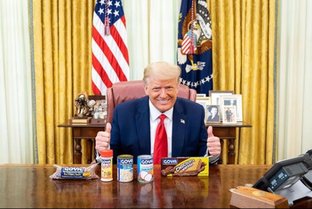 En una muestra de apoyo a la compañía, Trump publicó este miércoles en la red social Instagram una foto suya en la Casa Blanca, sonriente y con varios productos de la marca, entre ellos los frijoles.
(INSTAGRAM)