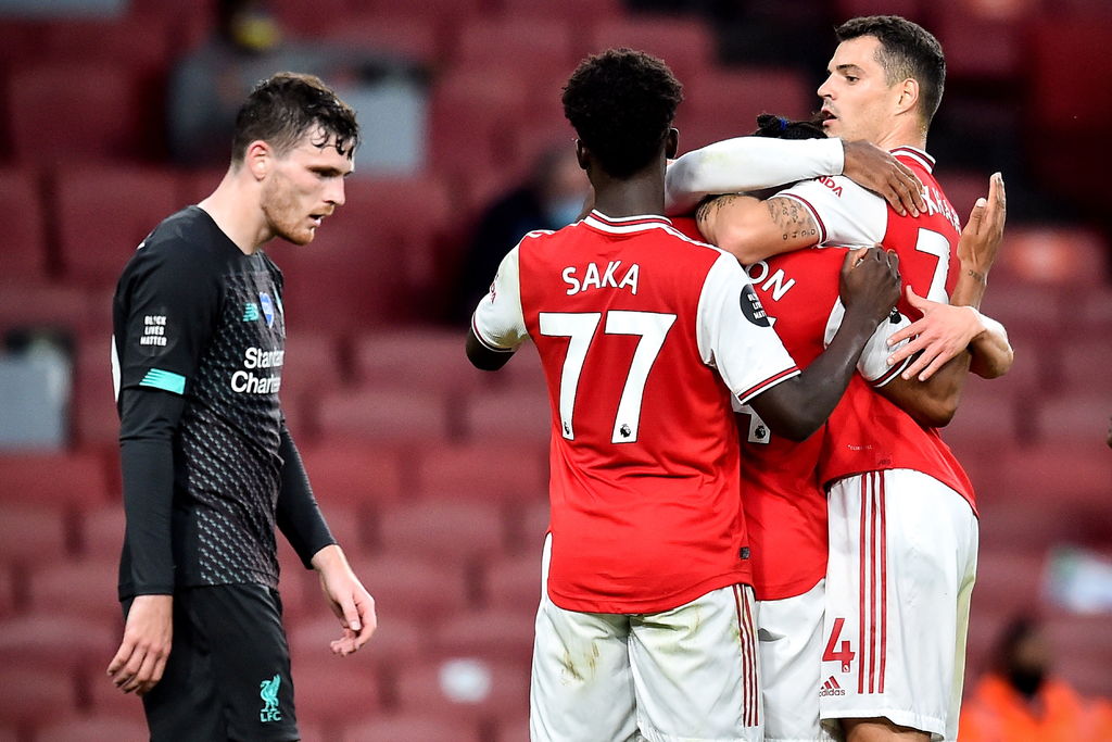 Jugadores del Arsenal celebran luego de marcar el segundo gol, en la victoria de su equipo 2-1 sobre Liverpool. (EFE)