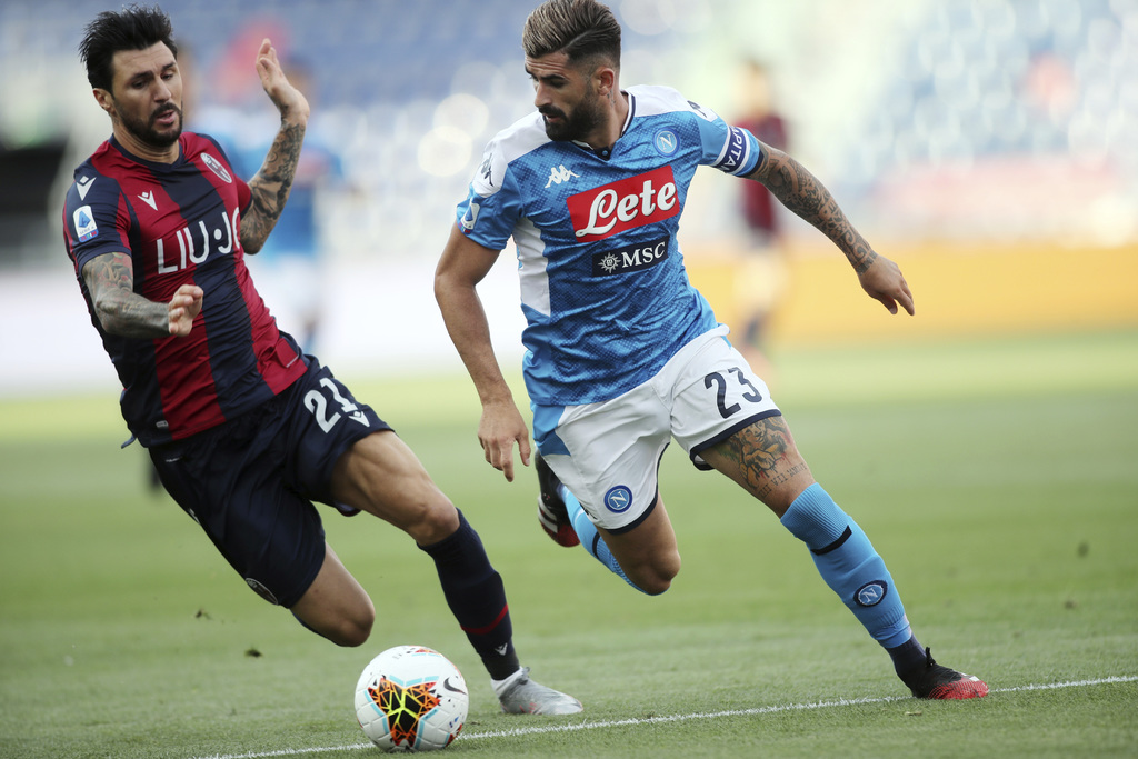 Napoli empató a un tanto con Bolonia y fue alcanzado por el Milan en el sexto puesto, el último lugar que da boleto a Liga Europa. (AP)