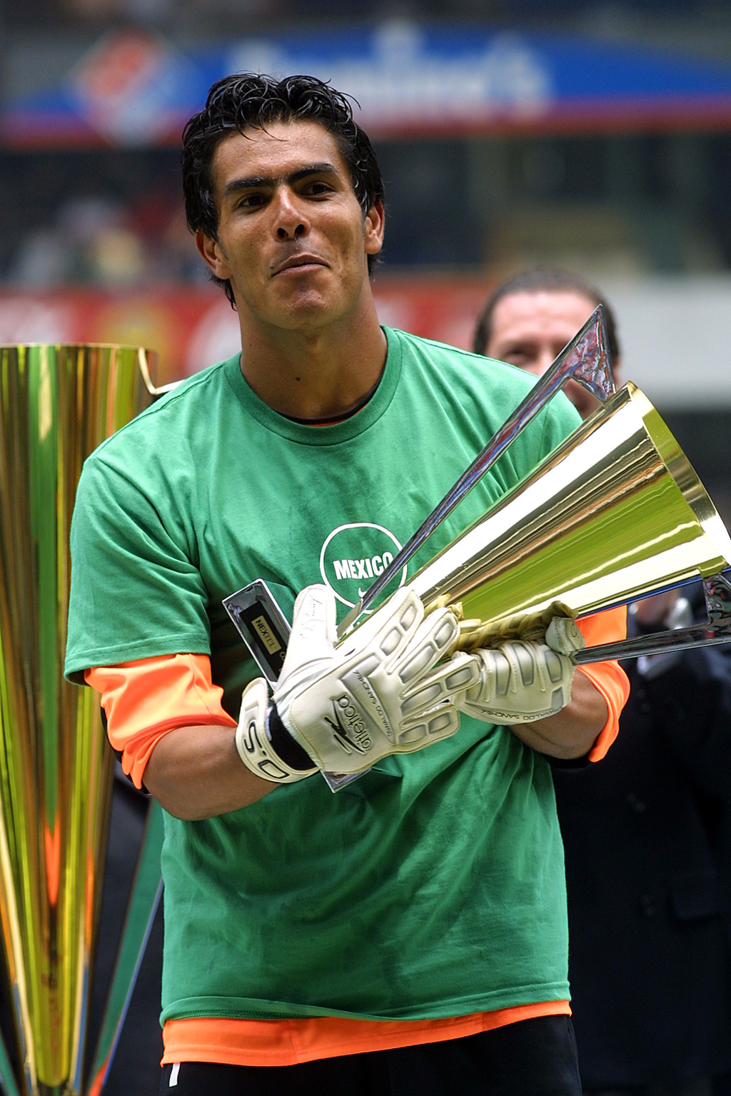 En el 2003 en el Estadio Azteca, además de alzarse como monarca con México al vencer por la mínima diferencia a Brasil, fue catalogado como el mejor arquero de la competencia y recibió premio de Guantes de Oro. (JAM MEDIA)