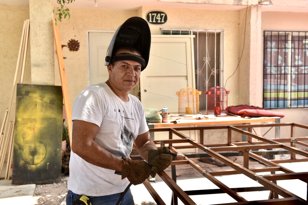 OFICIO. Armando Gurrola ejerce el oficio de la herrería industrial en la fachada de su hogar. (EL SIGLO DE TORREÓN / Erick Sotomayor)