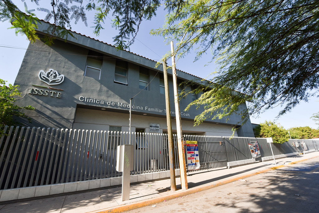 Los trabajadores pidieron a las autoridades estatales del ISSSTE que la Clínica de Medicina Familiar en la colonia Torreón Residencial sea cerrada al menos por dos semanas para su sanitización. (ÉRICK SOTOMAYOR)