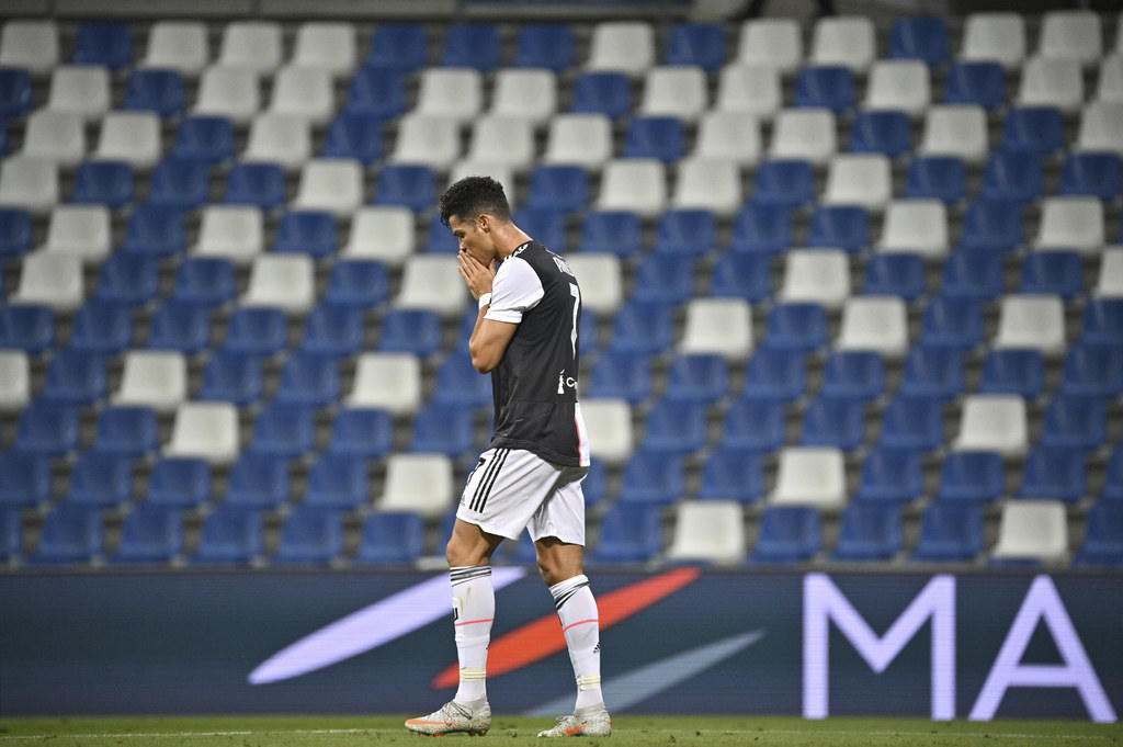 Cristiano Ronaldo se lamenta tras fallar una opción clara, en el empate de la Juventus 3-3 con Sassuolo. (AP)