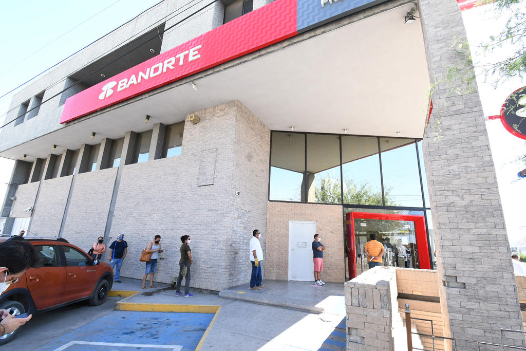 Ahora los bancos deben colaborar para que no se registren aglomeraciones de clientes en las banquetas aledañas a sus instalaciones en La Laguna.