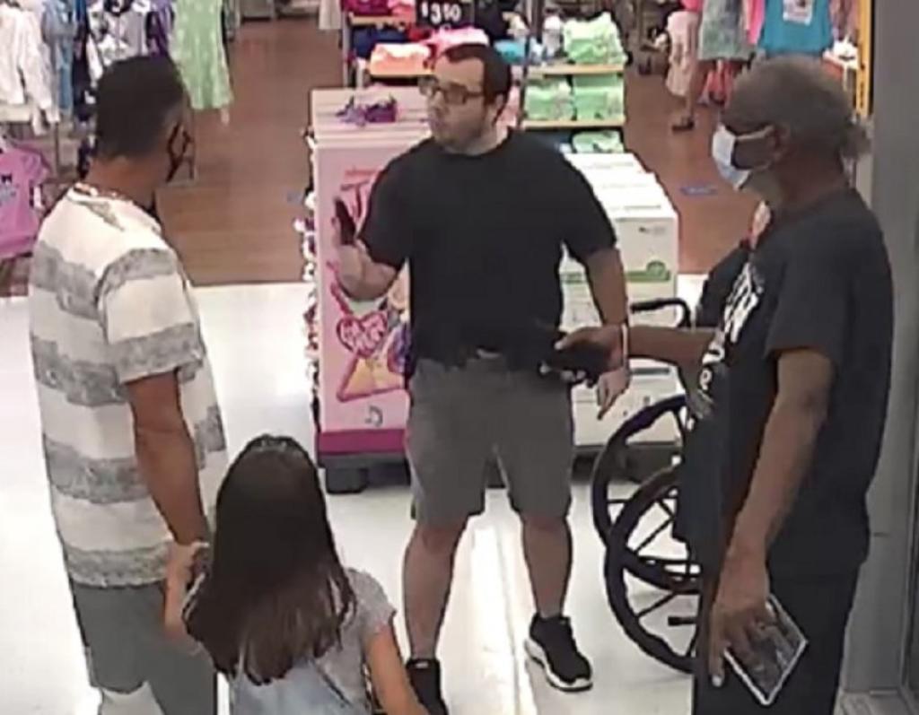 Un hombre sin mascarilla sanitaria amenazó de muerte con un arma de fuego a un cliente que sí la usaba en un aparente enfrentamiento sobre los cubrebocas en un local de Walmart en Florida. (ESPECIAL) 