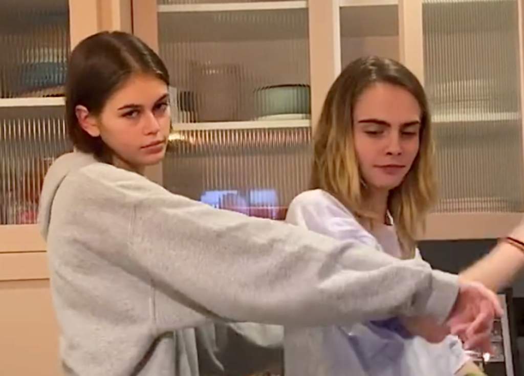 Las modelos Cara Delevingne y Kaia Gerber dieron de qué hablar tras ser fotografiadas juntas el pasado miércoles intercambiando muestras de afecto durante las protestas de Black Lives Matter en Los Ángeles. (ESPECIAL) 