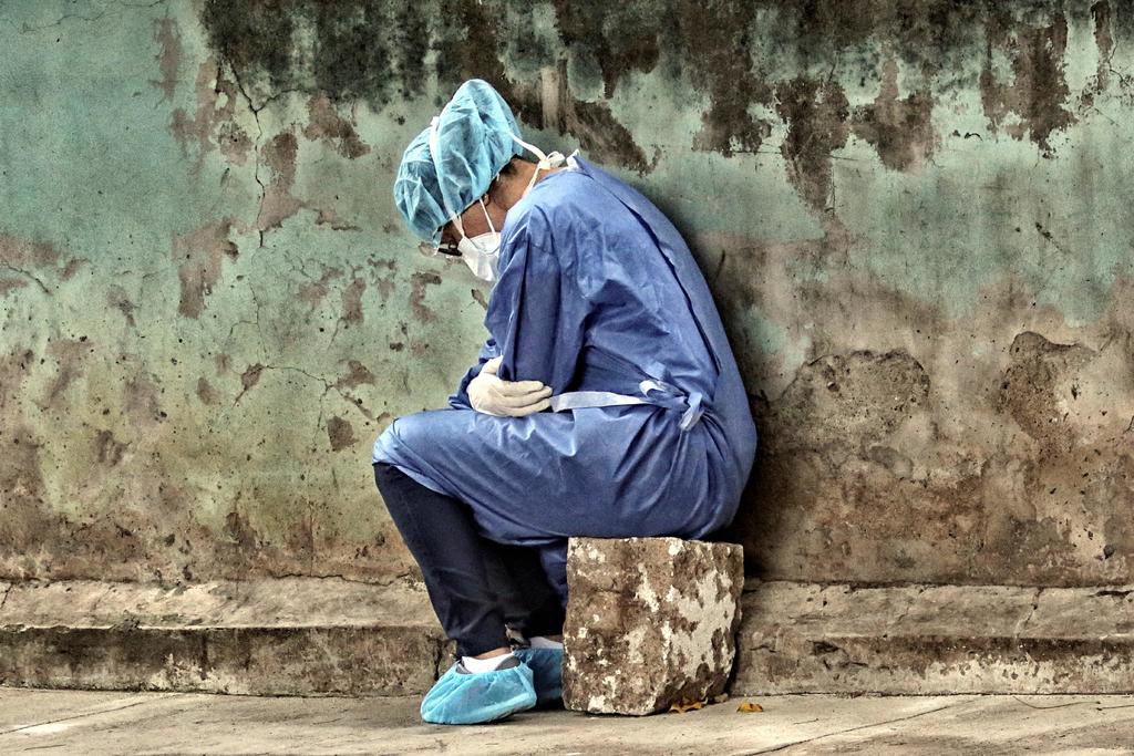 El pico de la pandemia de COVID-19 en Honduras sigue creciendo, con decenas de muertos diarios y centenares de contagios, mientras que dos hospitales móviles cumplen una semana sin poder ser sacados de Puerto Cortés, en el Caribe, por presunta corrupción en su adquisición a una empresa de Turquía. (ARCHIVO) 
