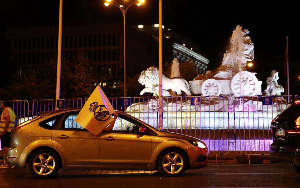 La mayoría de los aficionados del Real Madrid hicieron caso a la petición del Ayuntamiento de la capital de España y del conjunto blanco de no acudir, como acostumbran, a la fuente de Cibeles a celebrar el título de Liga conseguido por el Real Madrid. (ARCHIVO)
