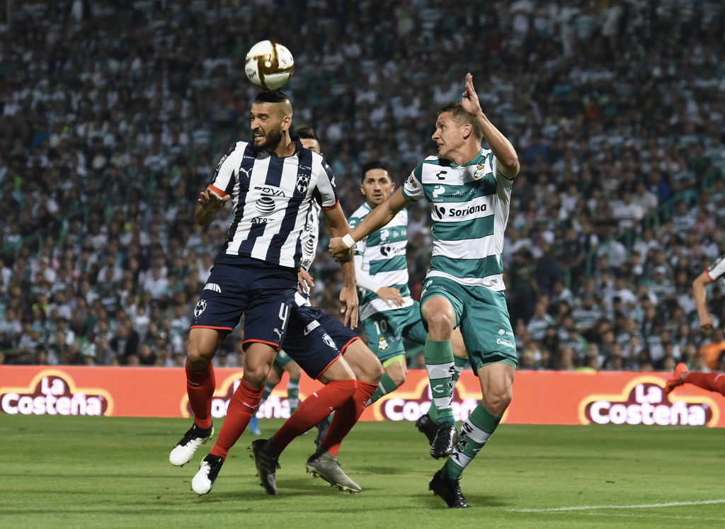 El duelo entre Sánchez y Julio Furch de mañana, será muy físico, sobre todo en el juego aéreo, el cual dominan ambos elementos argentinos. (ARCHIVO)