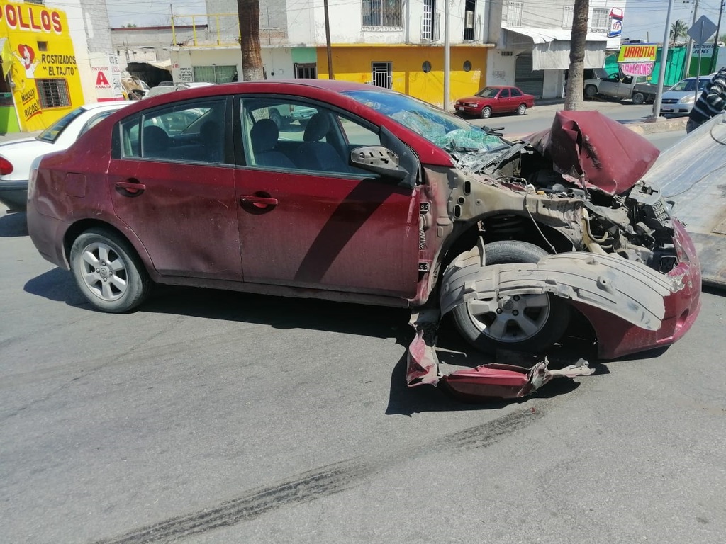 Un joven conductor se impactó por alcance contra un camión en el bulevar El Tajito de Torreón. (EL SIGLO DE TORREÓN)