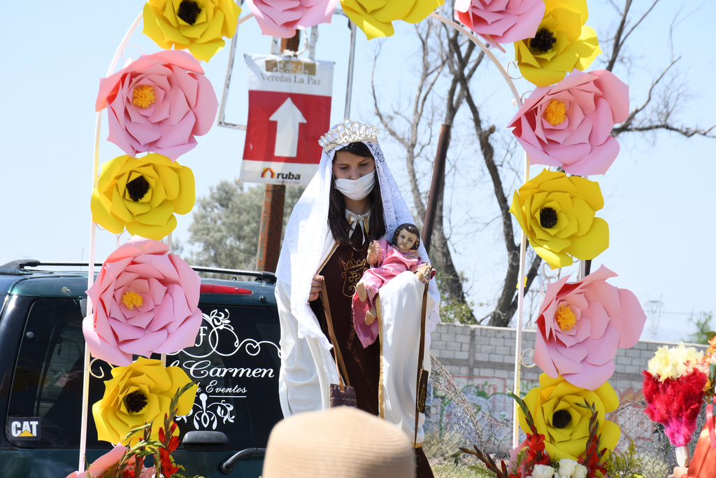 Imagen inusual: la jovencita que interpretó a la Virgen del Carmen en la procesión del ejido La Paz llevaba su cubrebocas, al igual que la mayoría de los danzantes. (FERNANDO COMPEÁN)