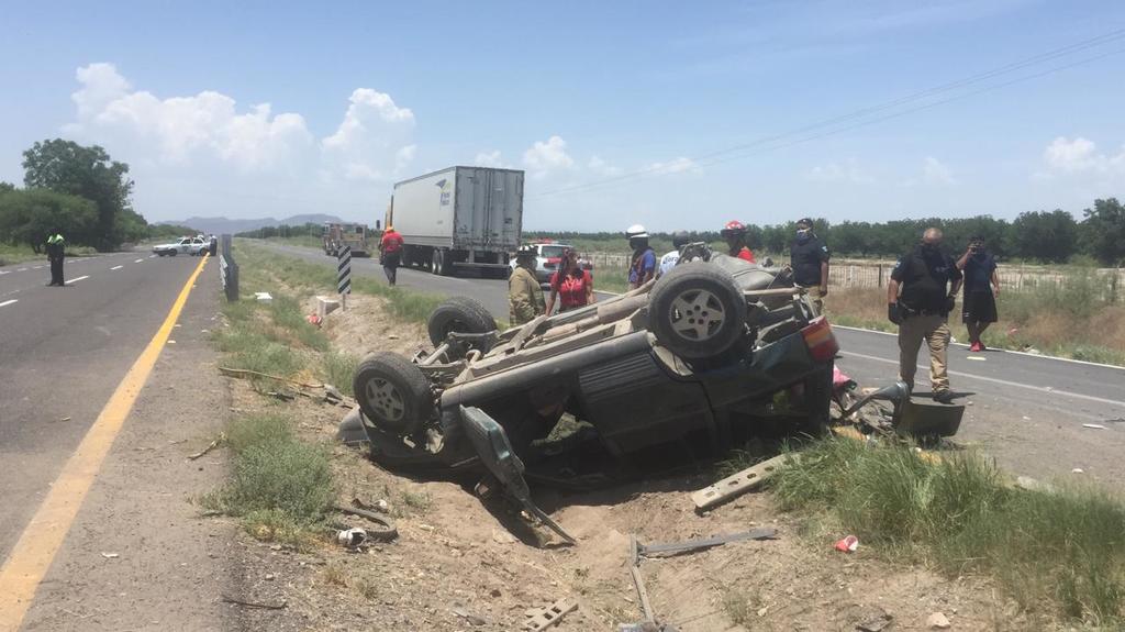 La camioneta en la que viajaba la familia terminó prácticamente destrozada en medio del camino. (EL SIGLO DE TORREÓN)