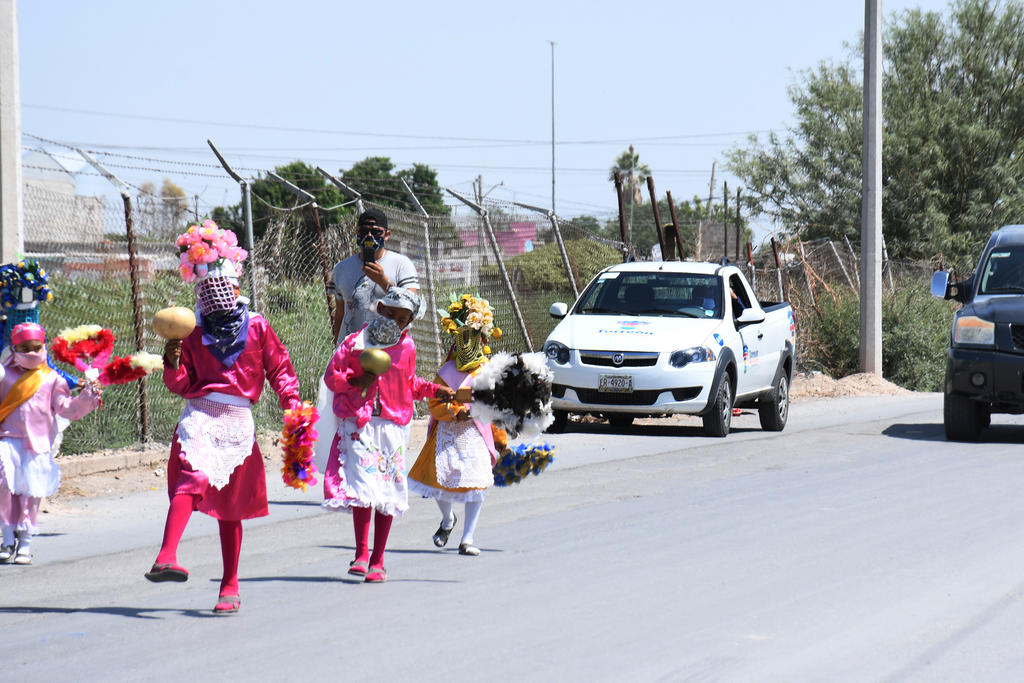 Un vehículo municipal fue captado detrás de la procesión religiosa. (FERNANDO COMPEÁN)
