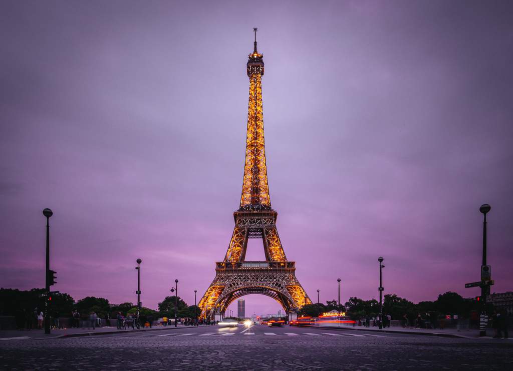 Este miércoles, la cima de la Torre Eiffel, el icono de París, de 276 metros de altura, reabrió sus puertas. (ESPECIAL)