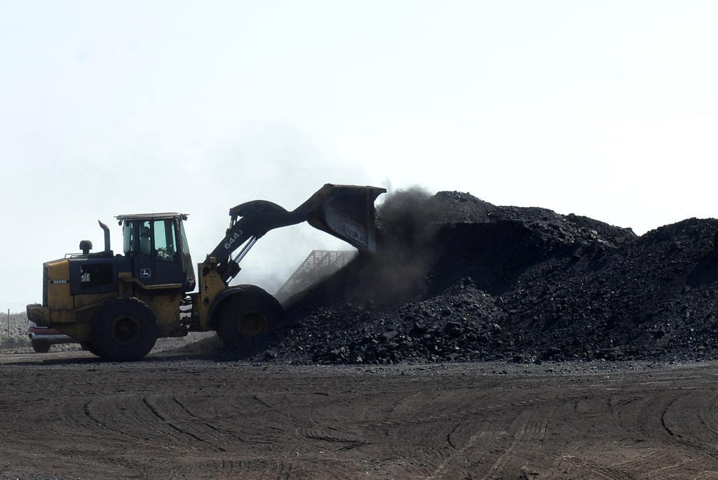 CFE contempla firmar contratos de adjudicación directa con los micro, pequeños, medianos y grandes productores de carbón de la región carbonífera a finales de agosto. (ARCHIVO)