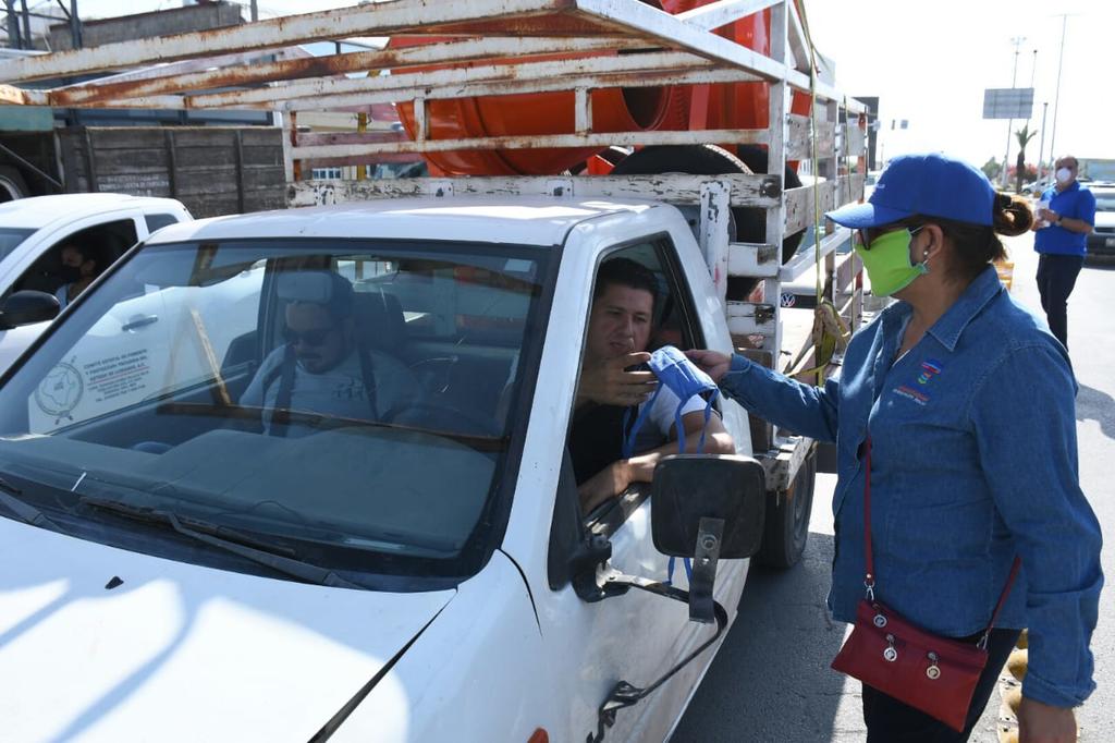 Desde las 09:00 horas funcionarios y trabajadores de ambos órdenes de gobierno se unieron para recorrer diversos puntos de Torreón, entregando cubrebocas reutilizables y desechables. (EL SIGLO DE TORREÓN)
