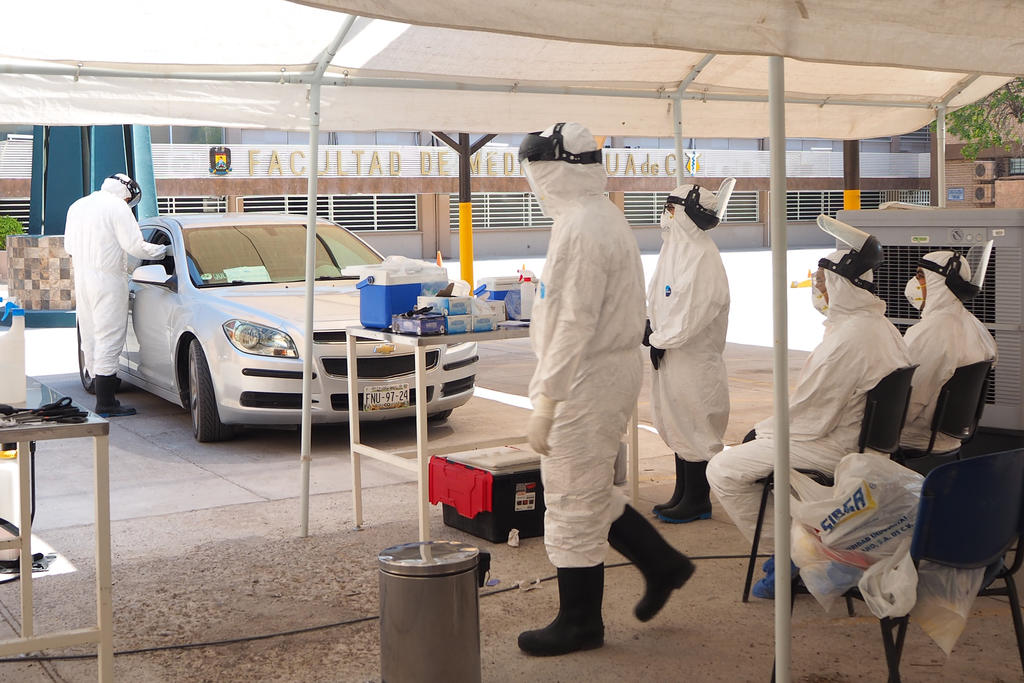 De marzo a julio, periodo de la pandemia por el COVID-29, aumentó 20 veces el número de toma de muestras para la detección del virus SARS-CoV-2 en el centro “Drive-thru” que se instaló en la Facultad de Medicina de la Universidad Autónoma de Coahuila (UAdeC) Unidad Torreón. (JESÚS GALINDO)
