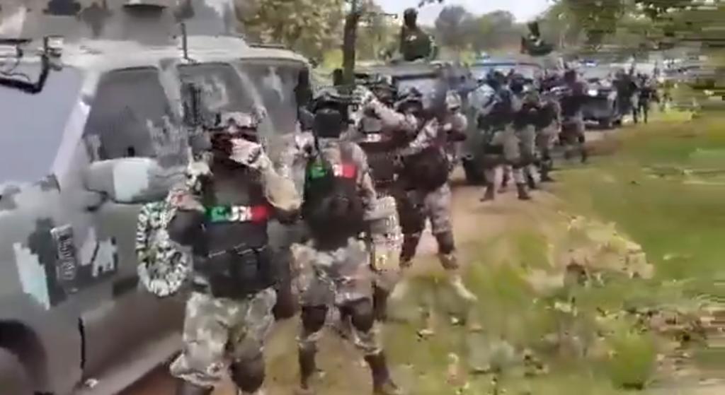 La tarde de hoy viernes 17 de julio circuló en redes sociales un video donde supuestos miembros del Cártel Jalisco Nueva Generación (CJNG) exhiben armas, equipo y vehículos blindados al tiempo que gritan '¡pura gente de 'El Mencho'!'. (ESPECIAL)