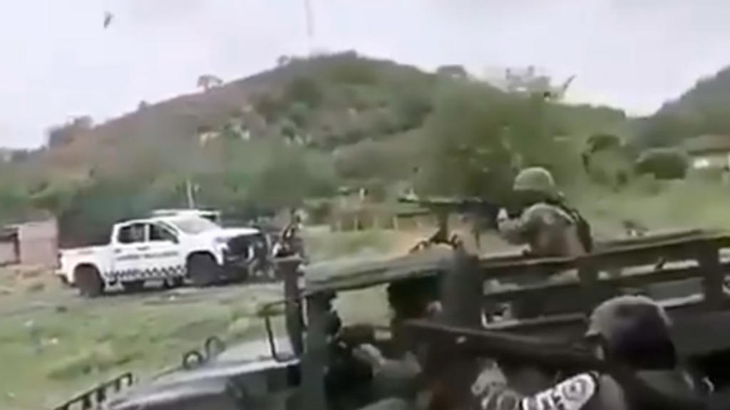 A través de redes sociales se compartió un video de un presunto enfrentamiento en la comunidad de Aguililla, municipio de Tierra Caliente en Michoacán. (ESPECIAL)