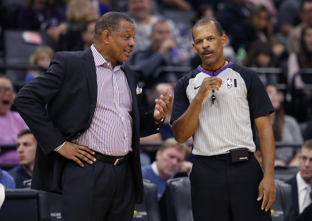El entrenador de los Pelícanos de Nueva Orleáns Alvin Gentry y el árbitro Eric Lewis, durante un partido en enero de este año. (ARCHIVO)