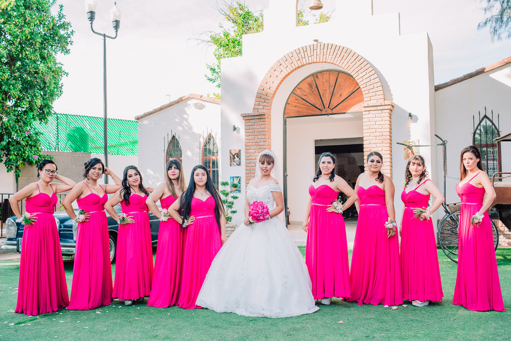 Acompañando a la novia sus guapas damas de honor: Argentina, Sanjuanita, Amparo, Adriana, Camila, Miriam, Cynthia, Lizbeth, Ayde y Valentina