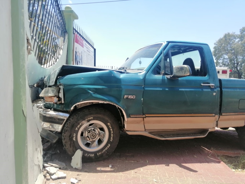 La camioneta que conducía Macario 'NN', quedó completamente destrozada del frente luego del fuerte impacto. (EL SIGLO DE TORREÓN)