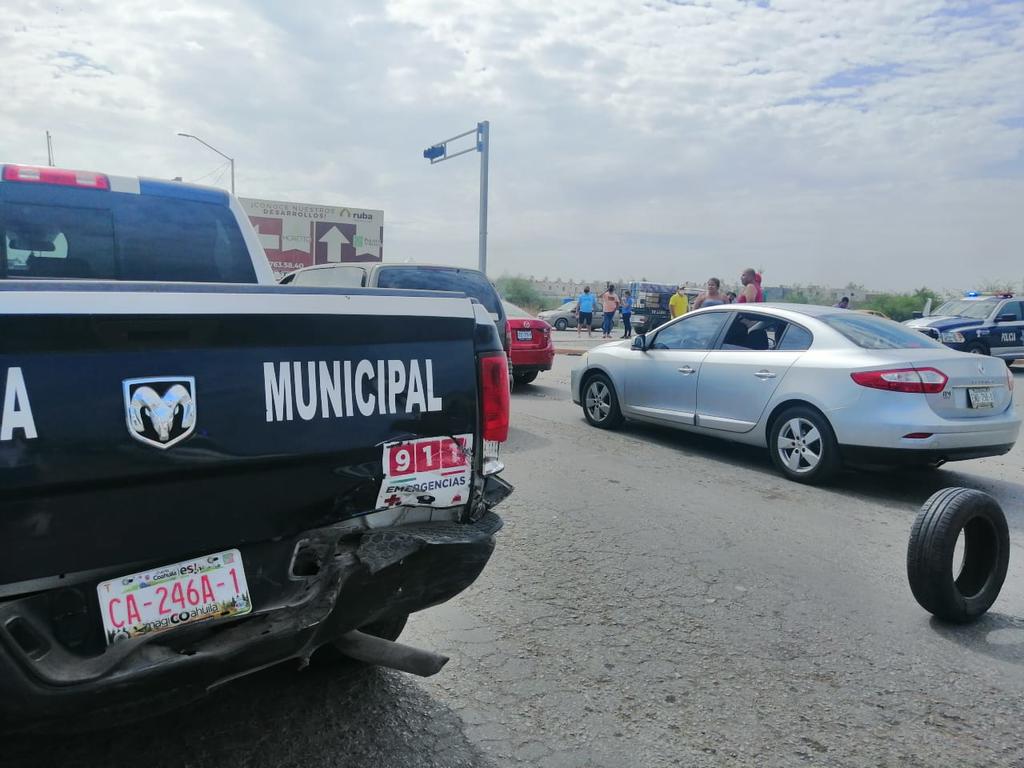 Agentes municipales provocaron un choque en el cruce de la prolongación Paseo del Tecnológico y el bulevar Libertad de la colonia Monterreal.