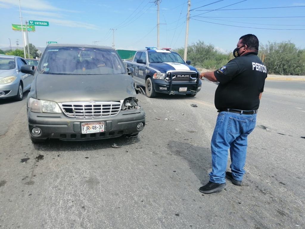 El conductor de la patrulla se pasó el semáforo en rojo y chocó contra un auto y una camioneta en el suroriente de Torreón. (EL SIGLO DE TORREÓN)