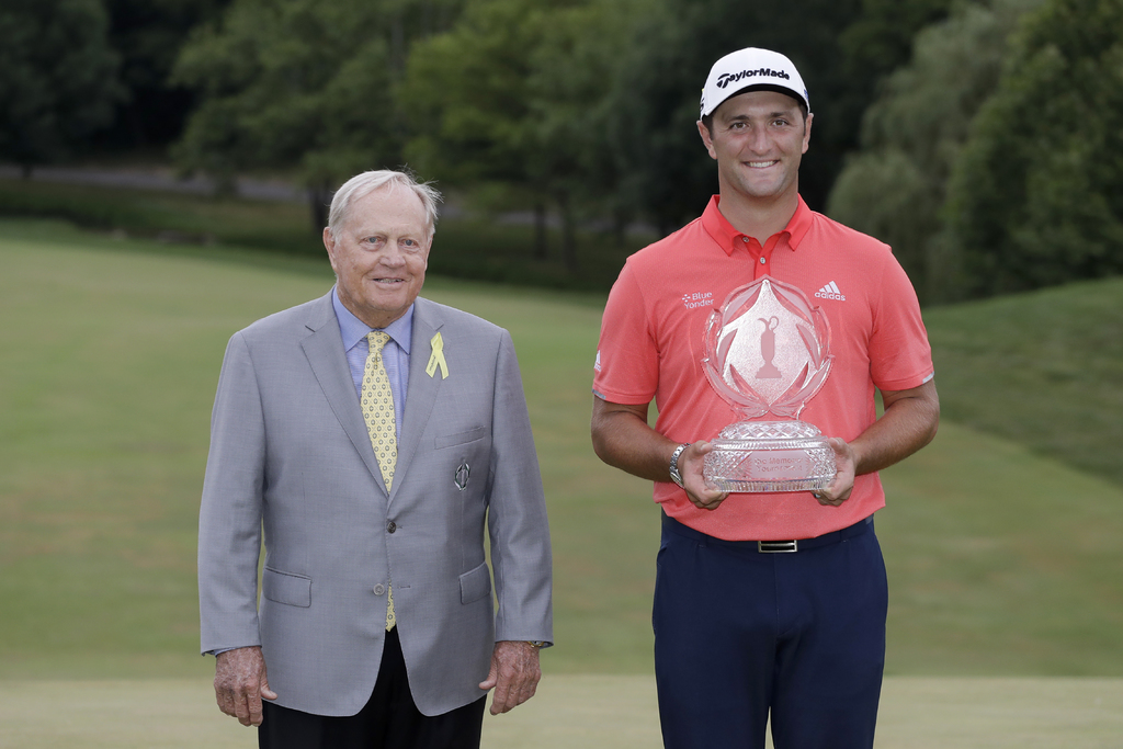 El legendario Jack Nicklaus, quien en marzo pasado padeció COVID-19, le entregó el trofeo de campeón del torneo al golfista español. (AP)
