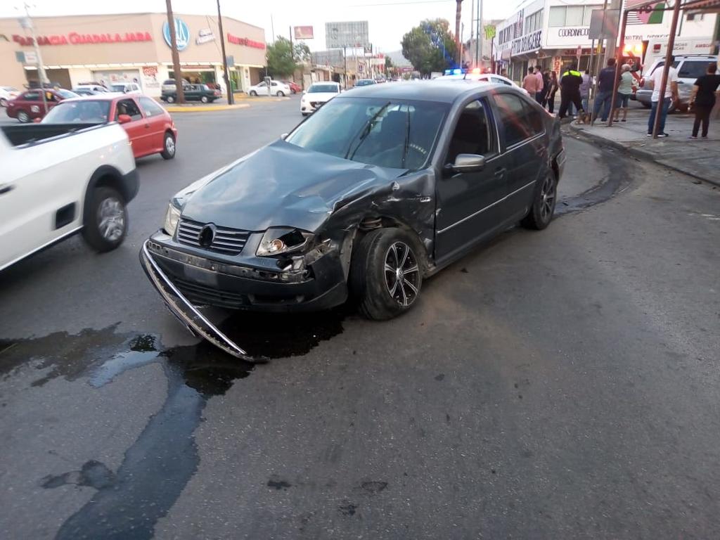 La unidad se impactó contra un automóvil Volkswagen Jetta, color gris, el cual circulaba de oriente a poniente por la calle 20 de Noviembre y era tripulado por Raúl de 18 años de edad.

(EL SIGLO DE TORREÓN)