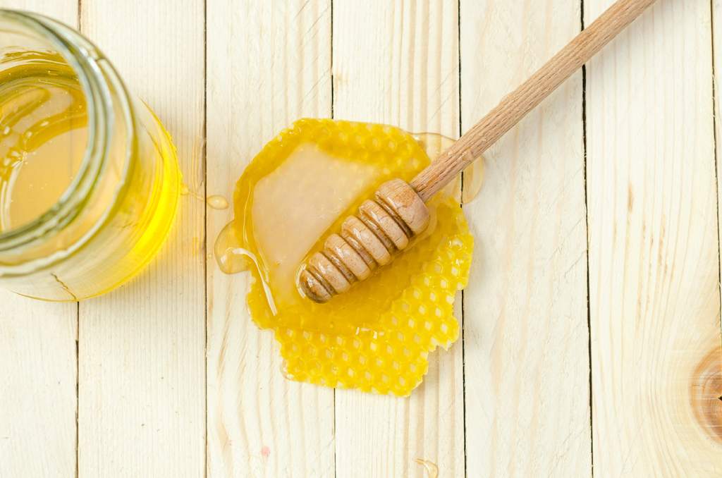 Todos los beneficios que parten de la miel se debe a que es clasificada como un alimento, a diferencia de el azúcar, que es un claro endulzante. (ESPECIAL)