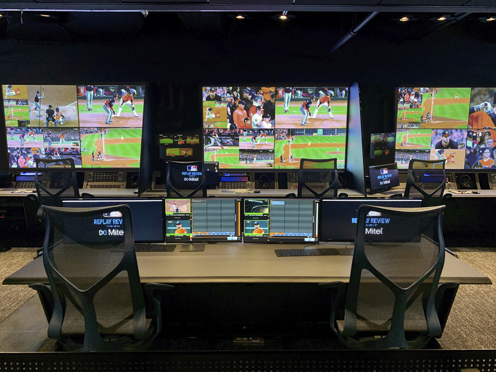 En esta imagen cortesía de MLB se ve el nuevo centro de operaciones de repetición instantánea de Grandes Ligas en Nueva York. (AP)