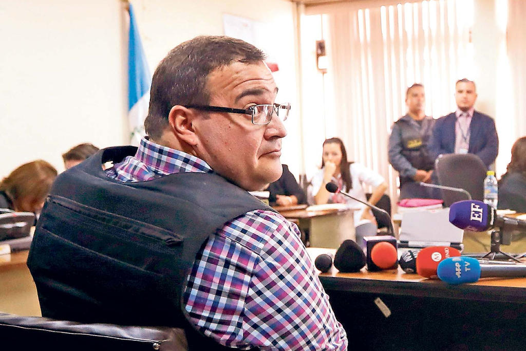 Javier Duarte, pidió amparo contra cualquier orden de aprehensión y aunque un juez federal le concedió una suspensión provisional, deberá pagar 90 mil pesos para conservarla. (ARCHIVO)