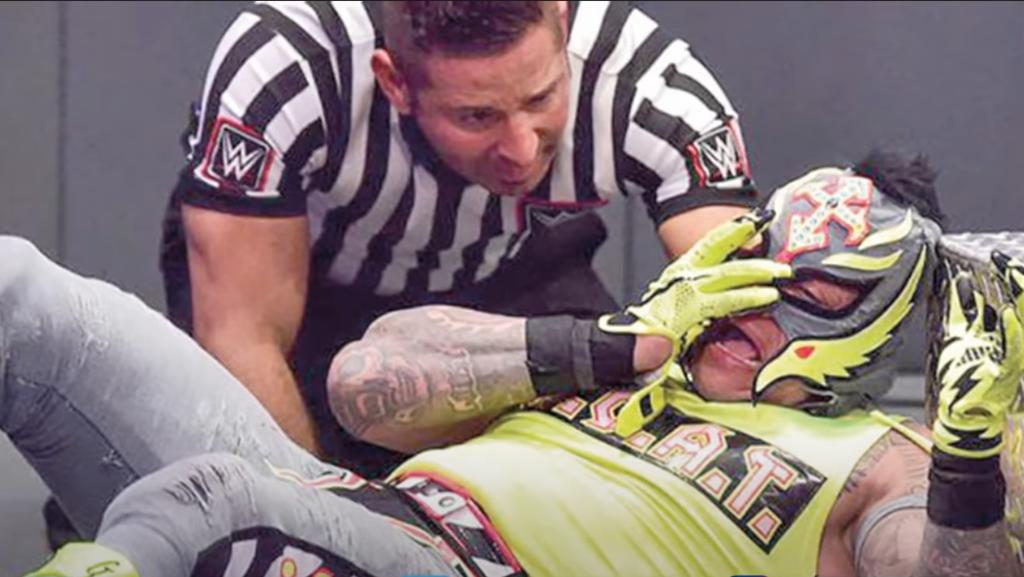 Rey Mysterio se enfrentó a Seth Rollins, quien en meses pasados le provocó una fuerte lesión en el ojo derecho. (ESPECIAL)