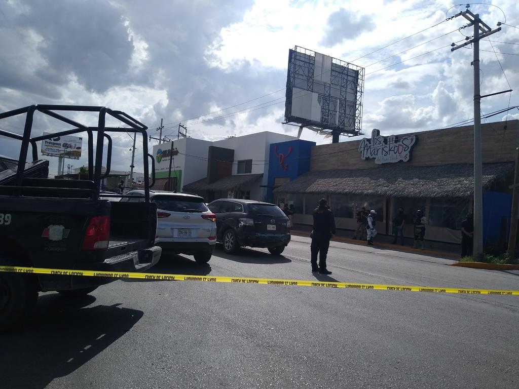 Un abogado fue baleado cuando se encontraba tomando los alimentos en un restaurante de mariscos, ubicado sobre el periférico frente al puente vehicular La Unión, en Torreón. (EL SIGLO DE TORREÓN)