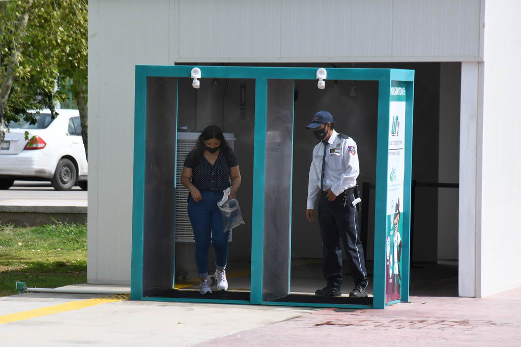 Algunas universidades como la UTT instalaron cabinas sanitizantes en los accesos principales. (FERNANDO COMPEÁN)