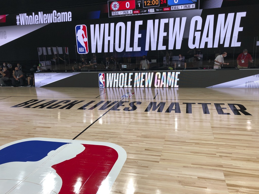 Imagen de una cancha de baloncesto en el complejo de ESPN World Wide Sports, en Florida; El lema de la NBA para la reanudación es un 'Juego Completamente Nuevo'. (AP)