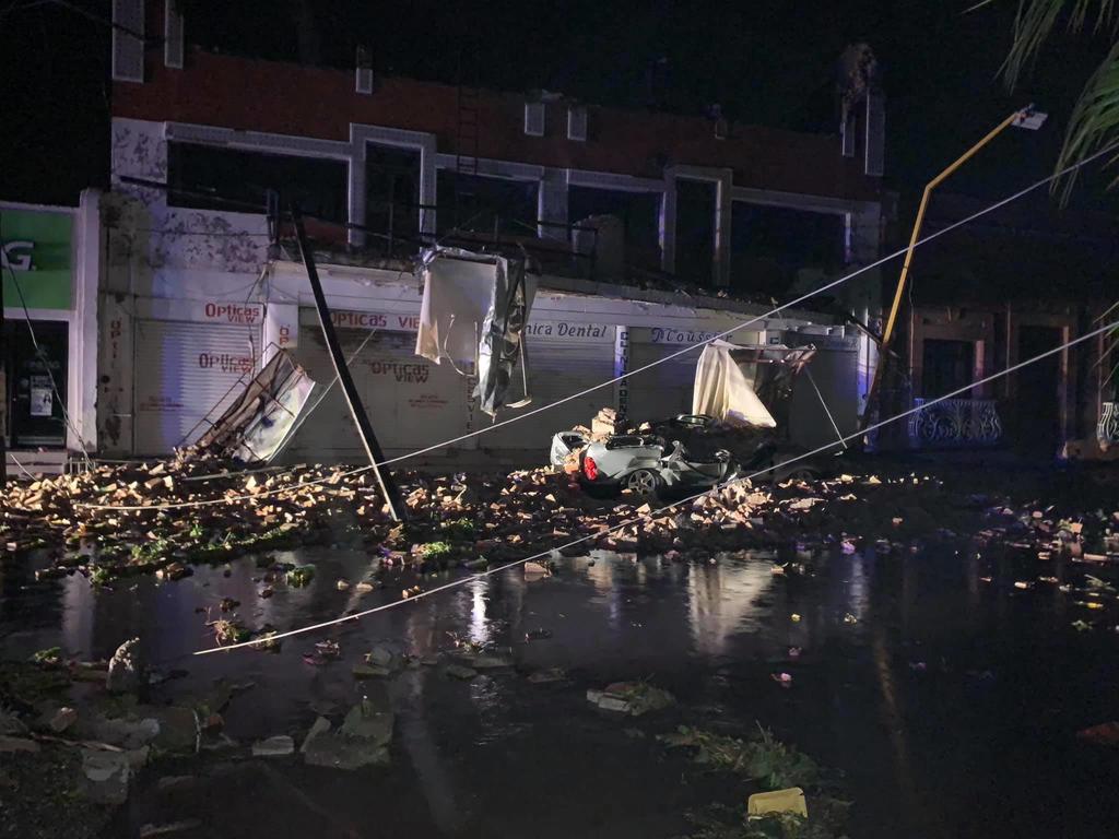 El Ayuntamiento de San Pedro informó de una fuerte tromba que azotó la tarde noche de este miércoles, generó varias afectaciones en diferentes zonas del municipio, con caída de árboles, postes de luz; así como fallas en el sistema eléctrico. (FACEBOOK)