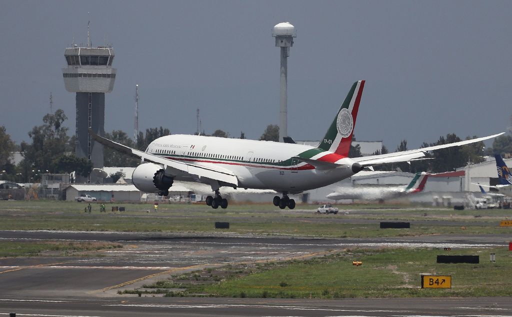 Vista ayer de la llegada del avión presidencial al aeropuerto Internacional de la Ciudad de México.