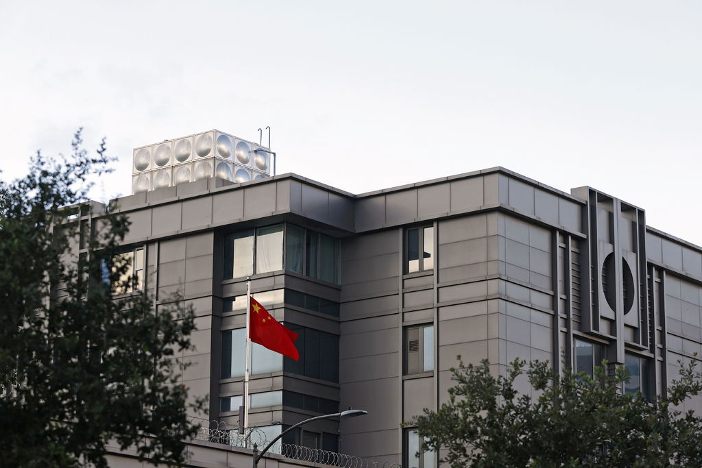 China denunció ayer que EUA le ha exigido el cierre inmediato de su consulado en Houston. (EFE) 