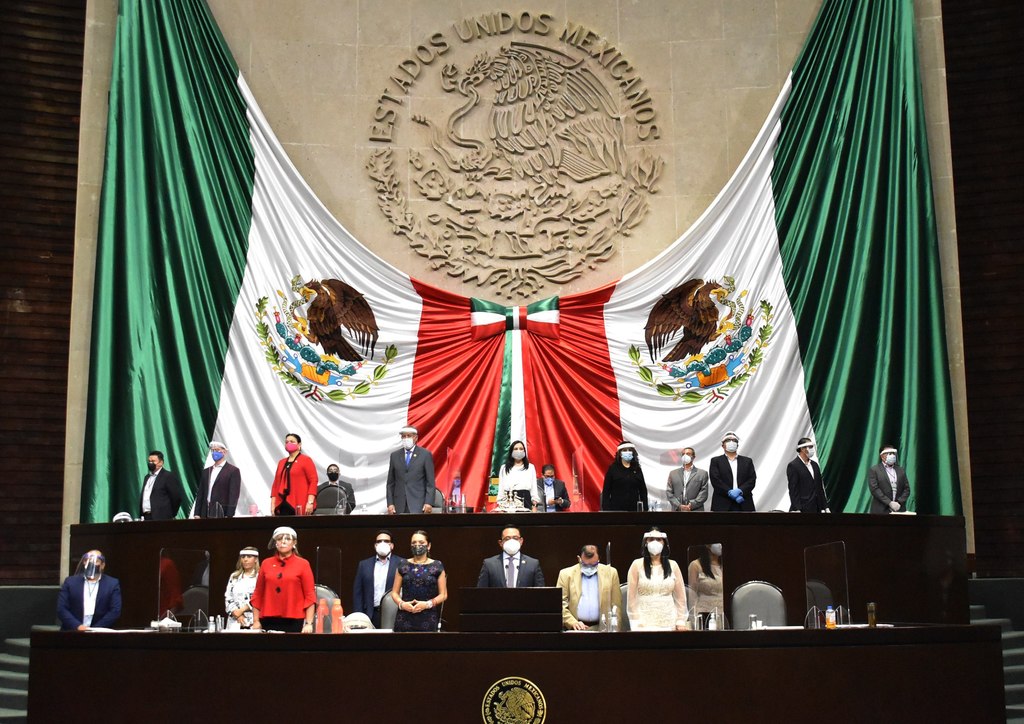 Tras una negociación que retrasó el inicio de la sesión casi seis horas, los diputados mexicanos renovaron a cuatro de los seis consejeros del Instituto Nacional Electoral.