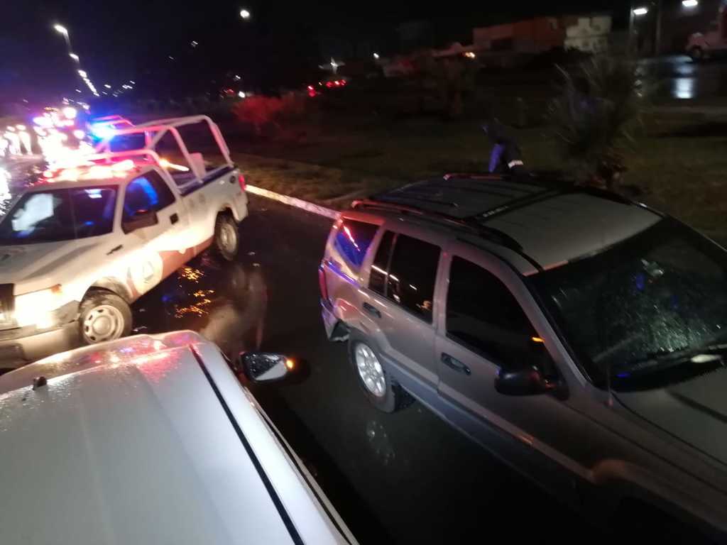 Fuerte choque alcance con la participación de tres vehículos ocurrió la noche del miércoles. (EL SIGLO DE TORREÓN)